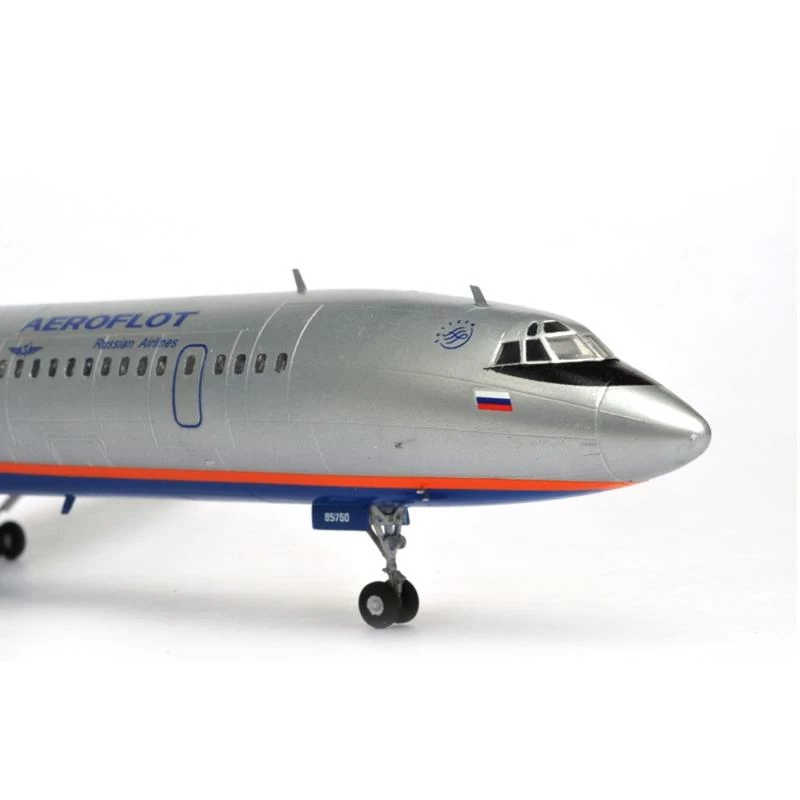Российский авиалайнер "Ту-154М"